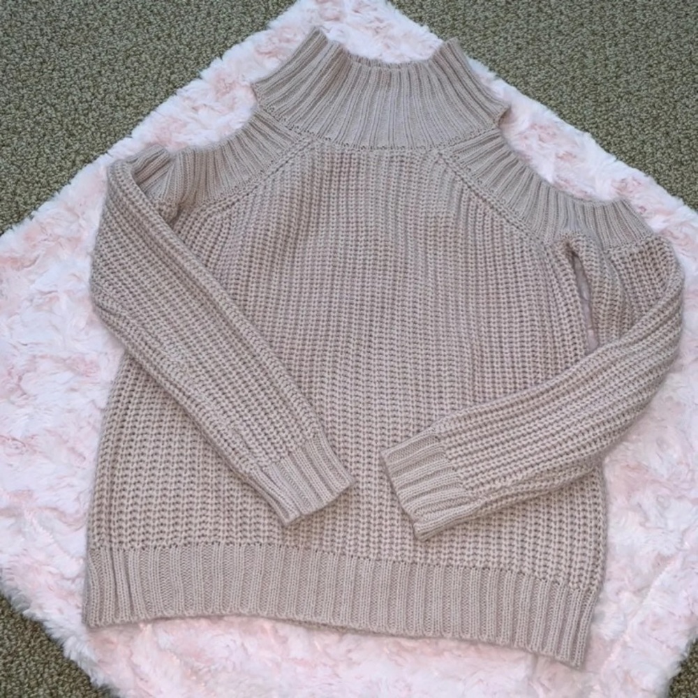 Cold shoulder sweater. Size: small/medium.